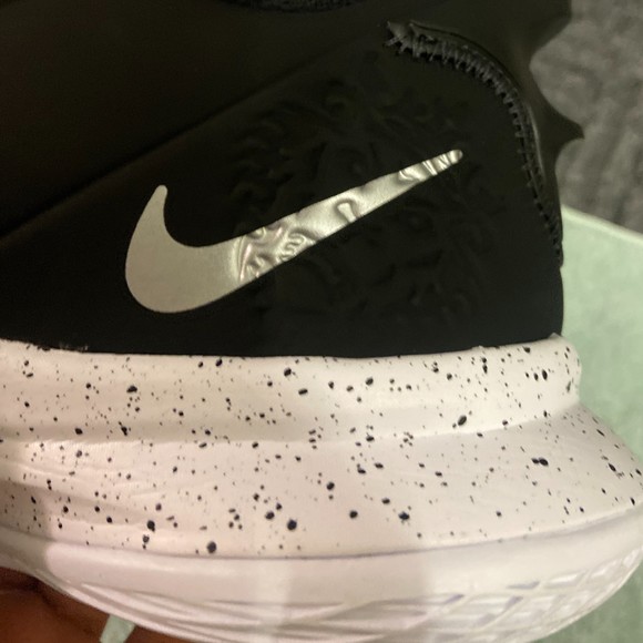 (SOLD) NWOB Nike Lebron "Witness 5" Shoes - Picture 5 of 11